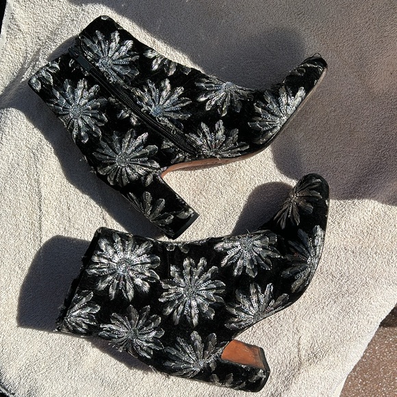 MARC FISHER Womens Silver Fabric Black Embroidered Grazie Booties 7.5 M - Picture 4 of 9